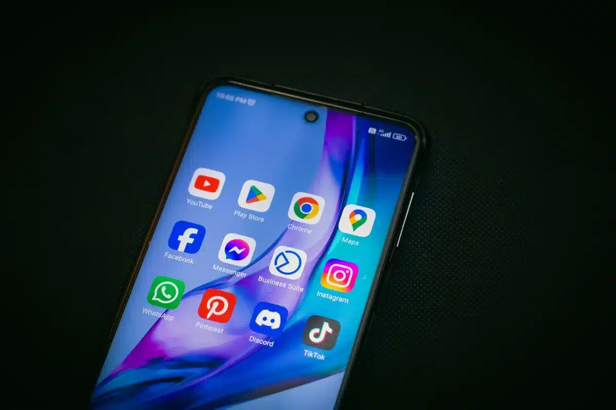 Schermo di uno smartphone con le icone delle principali app social media