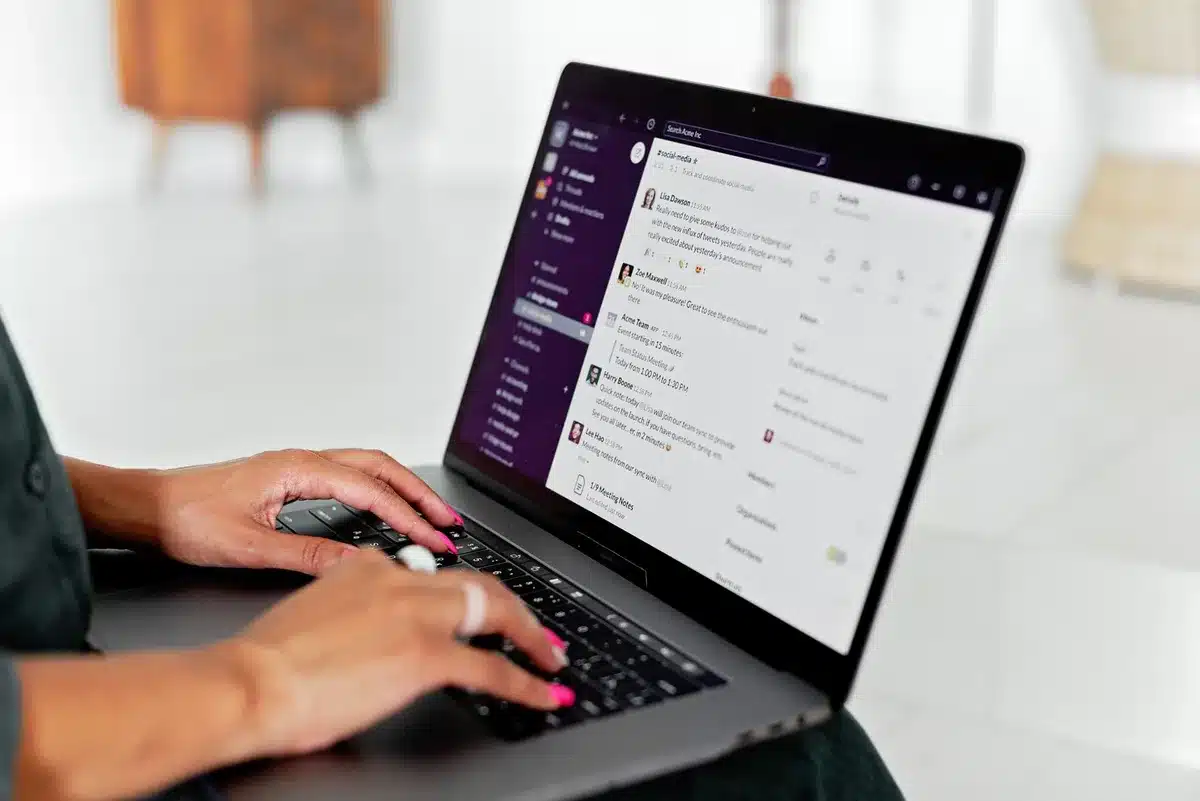 Scrivania con laptop e strumenti di lavoro digitale per la produttività