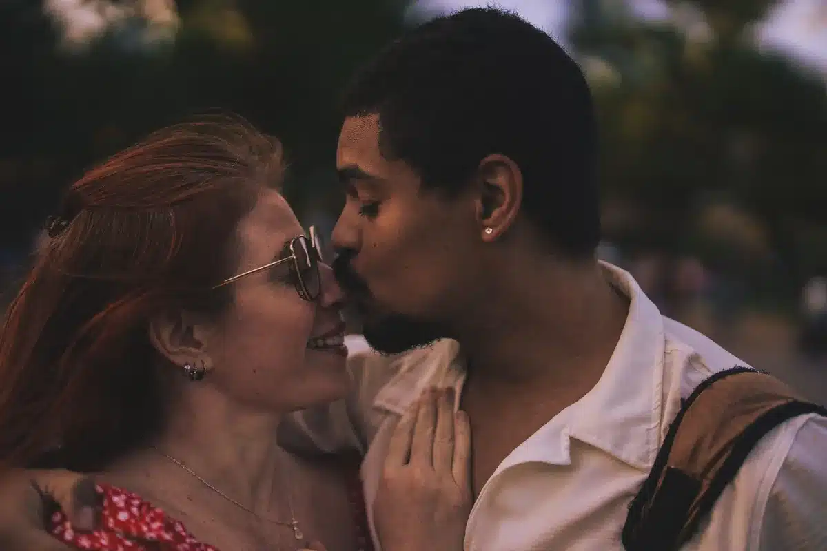 Coppia che si abbraccia dolcemente in un momento romantico