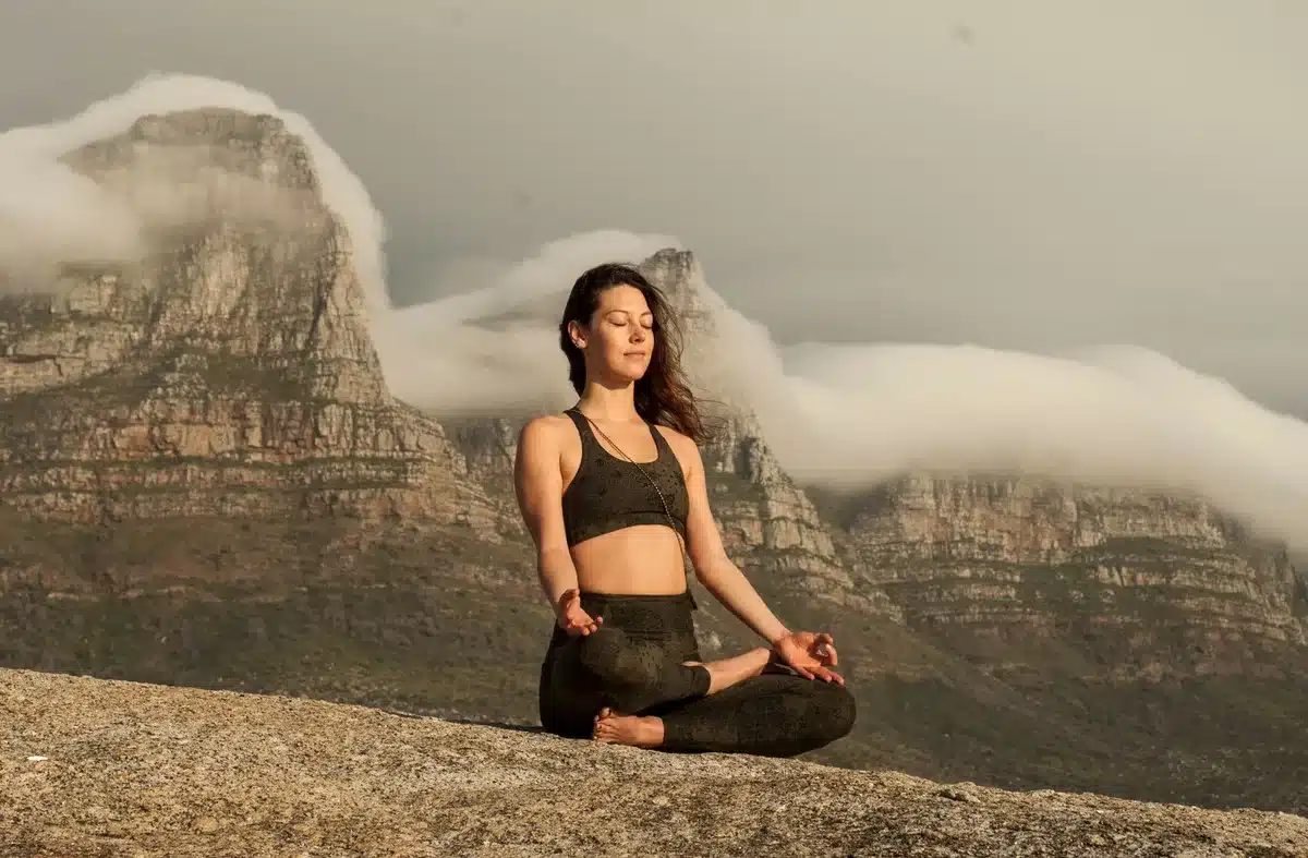 Persona in meditazione in un ambiente sereno e tranquillo
