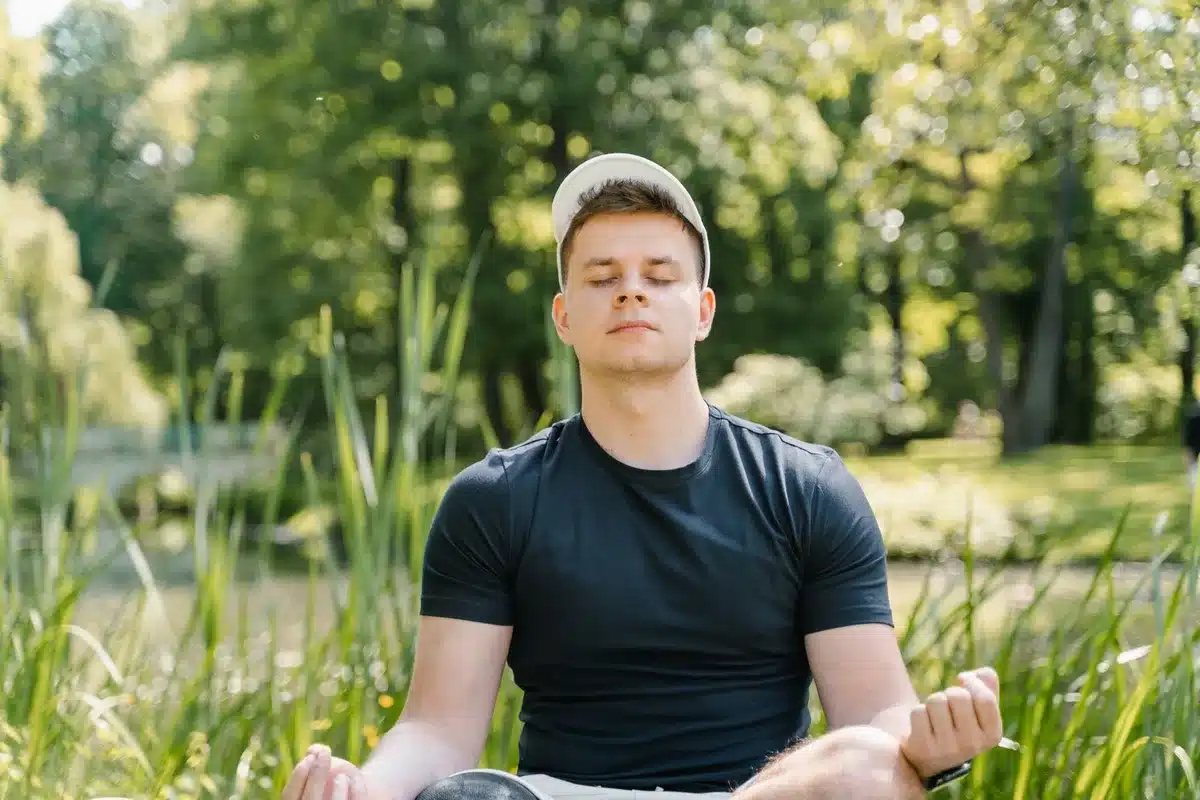 Persona in meditazione in un ambiente sereno e luminoso, ricerca di benessere