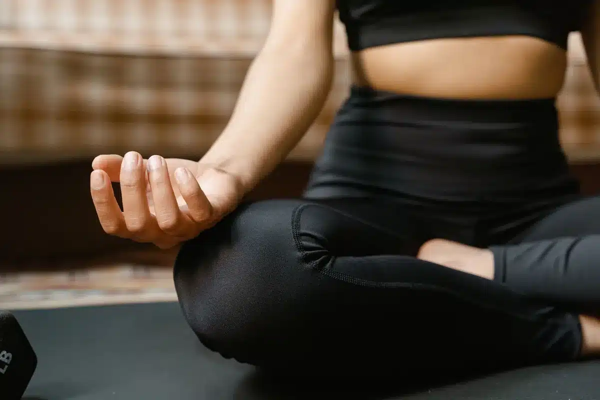 Persona in meditazione o attività di benessere personale