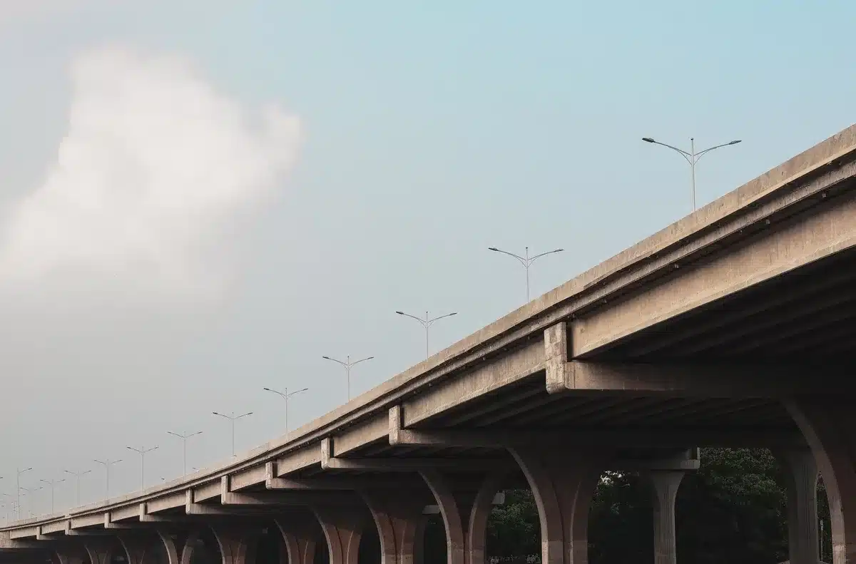 Nuovo viadotto moderno con strutture bianche e linee architettoniche contemporanee in un paesaggio urbano