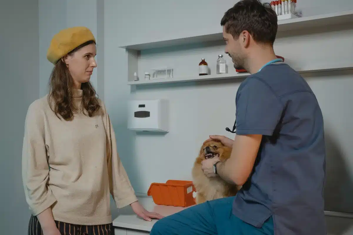 Proprietario con cane e gatto presso una clinica veterinaria