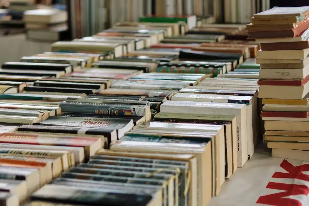 Una pila di libri di narrativa letteraria su un tavolo di lettura