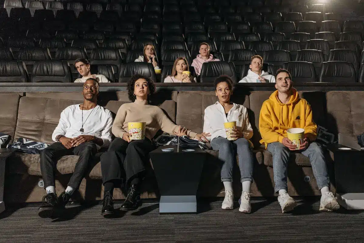 Spettatori in sala cinematografica in attesa con anticipazione