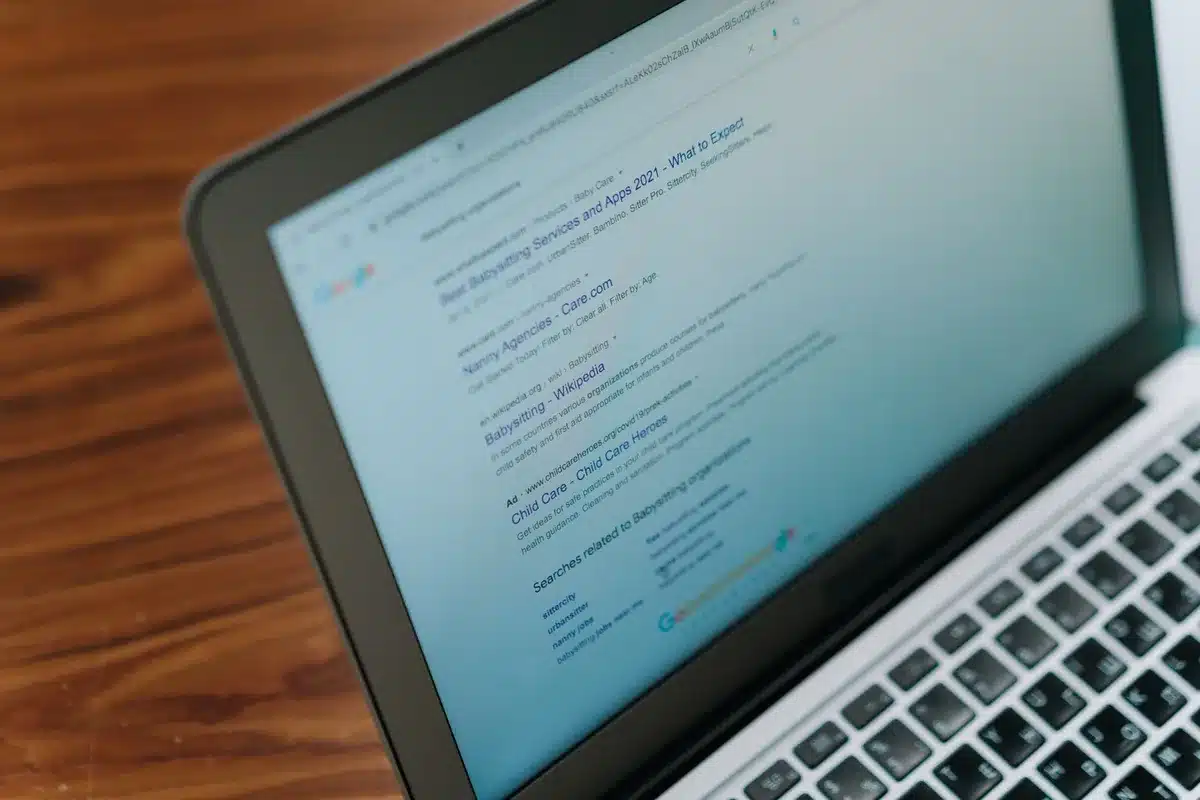 Schermo che mostra risultati di ricerca con ranking SEO e parole chiave
