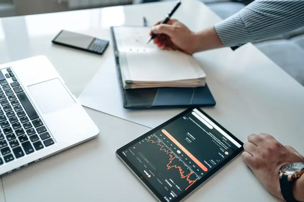 Persona che analizza grafici di marketing digitale su uno schermo in un ufficio moderno