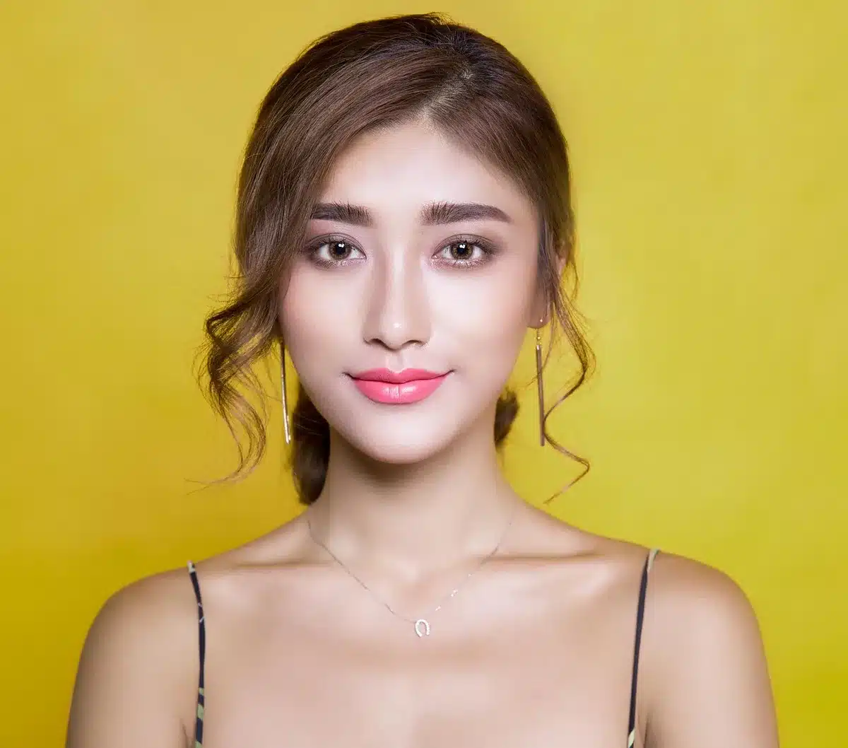 Diversi tipi di primer trucco disposti per mostrare le varie formule e texture