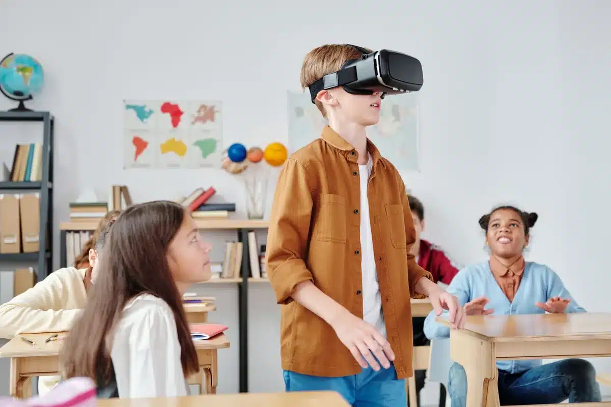 Studenti con visori VR esplorano ambienti storici e scientifici in aula