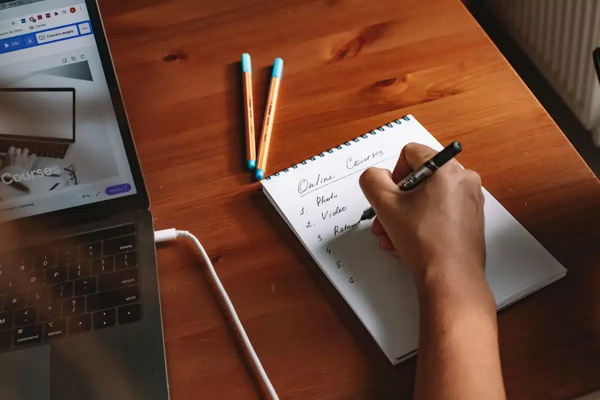 Persona segue un corso online su laptop in ambiente domestico