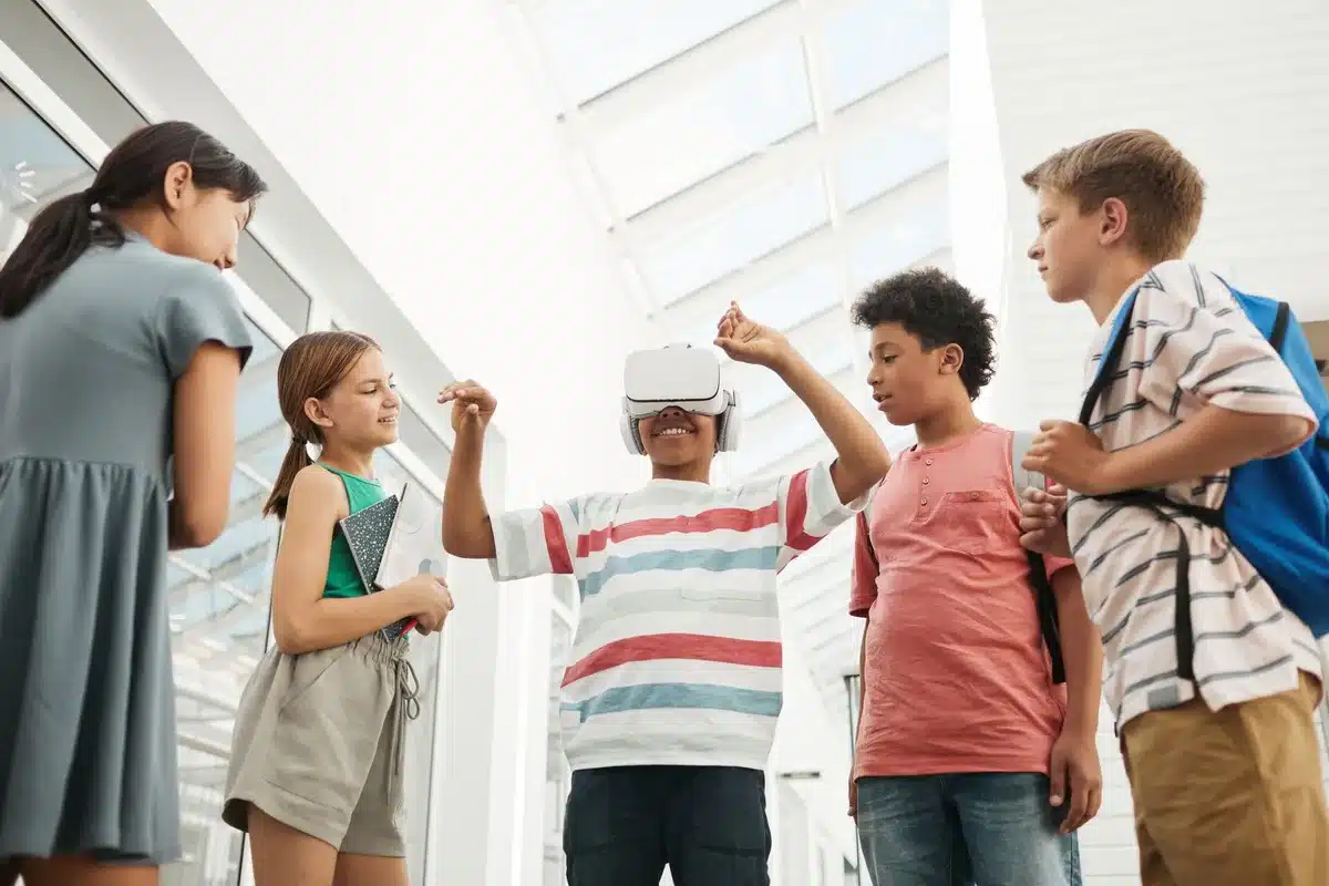 Studenti in aula indossano visori VR per esperienze di apprendimento immersive