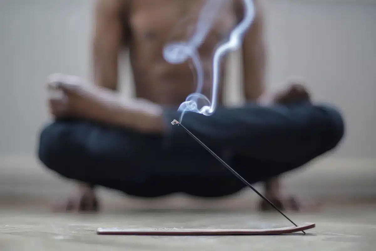 Persona che pratica yoga e meditazione in ambiente sereno