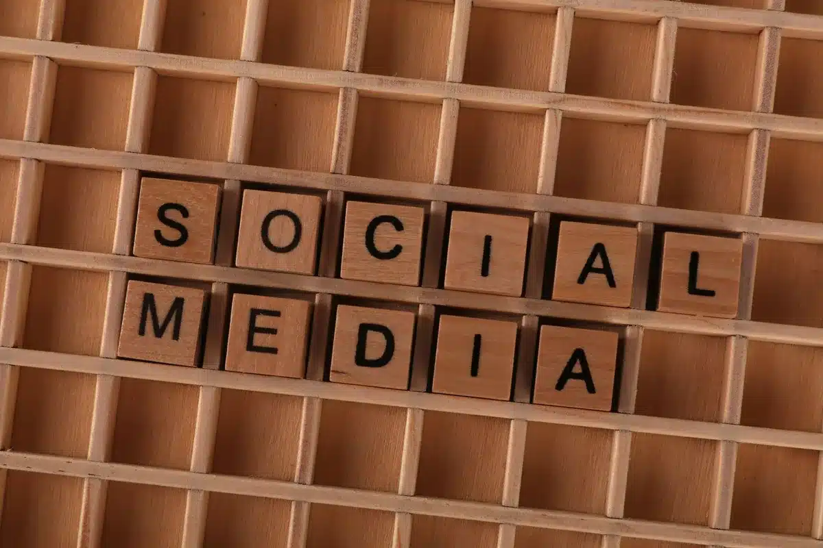 Persone che interagiscono su piattaforme social media con like e commenti