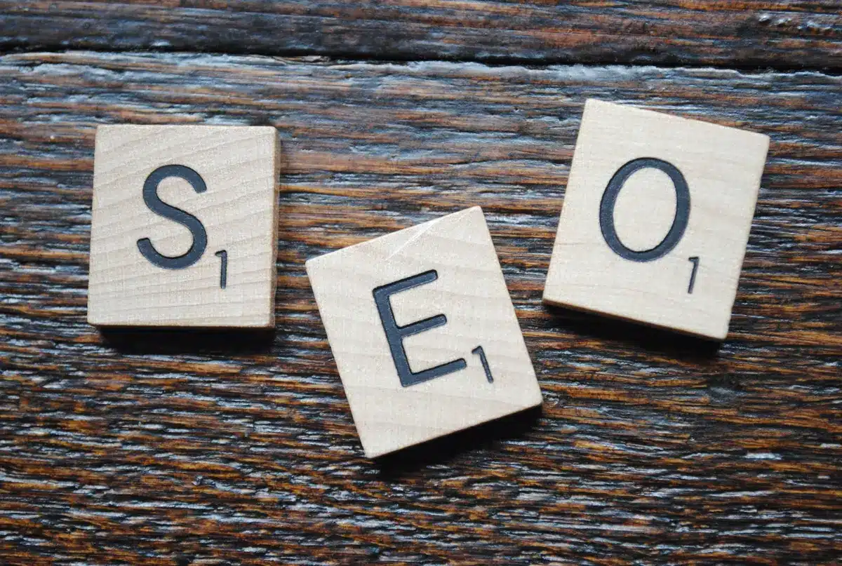 Schermo di computer con grafici di analytics e dashboard di gestione contenuti web