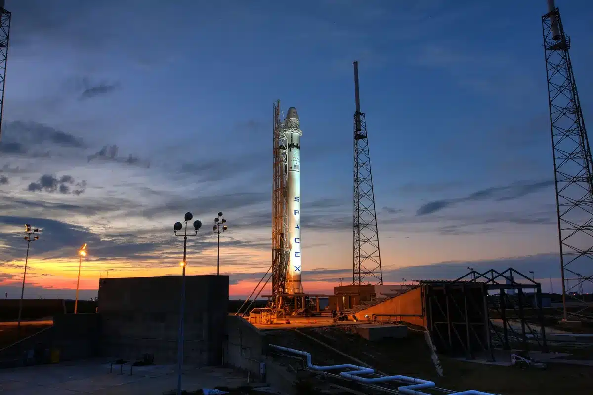 Cantiere di una base di lancio spaziale con macchinari industriali su terreno paludoso