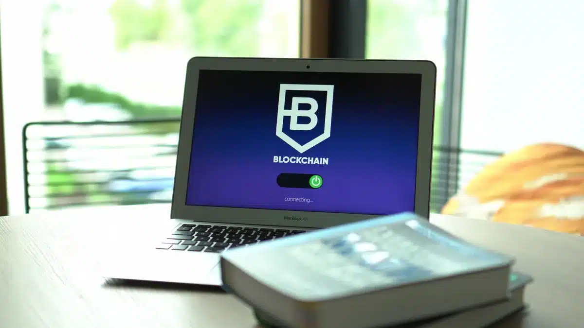 Rappresentazione visiva di una rete blockchain con nodi e connessioni crittografiche