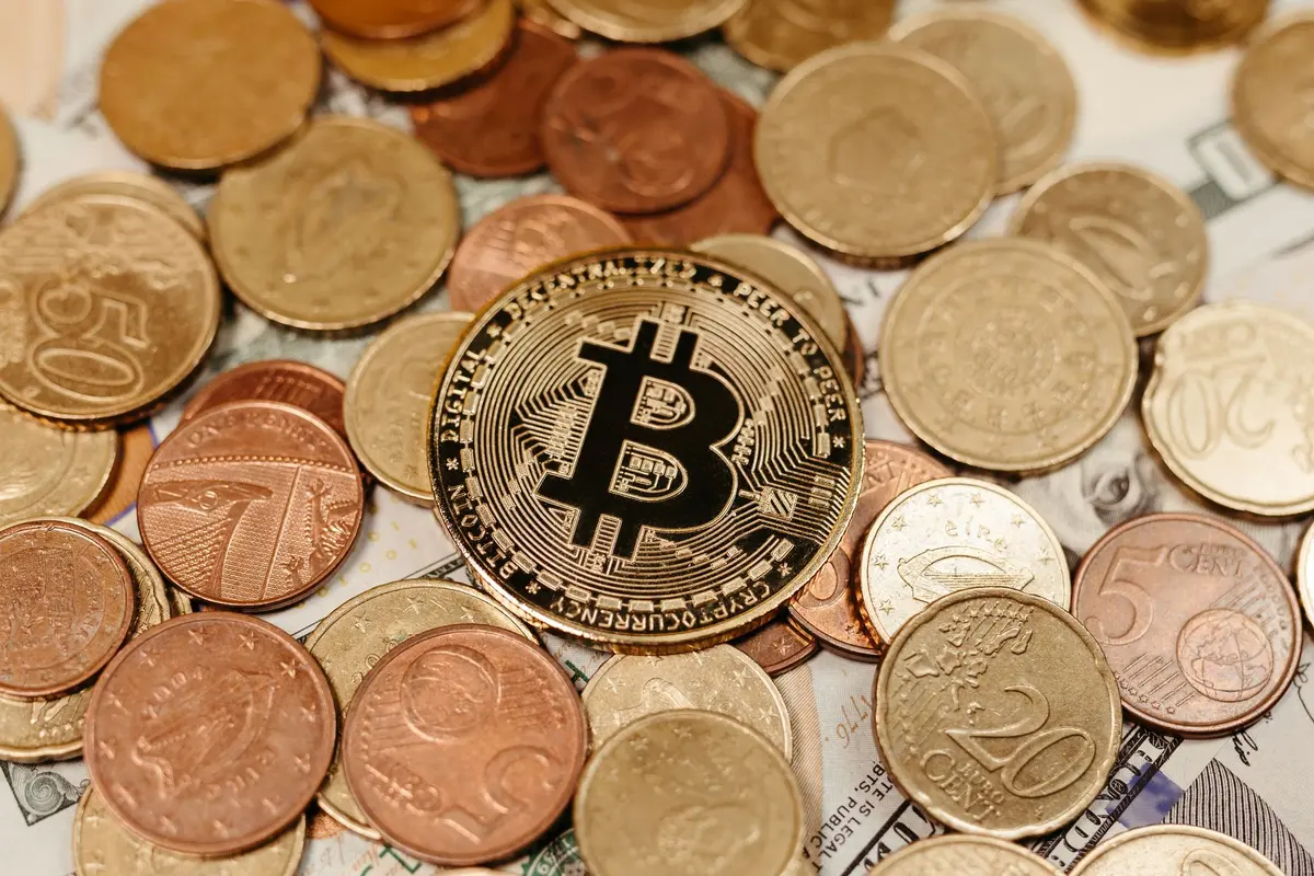 Mani anonime che tengono monete digitali luminose con nodi blockchain in uno spazio cibernetico scuro