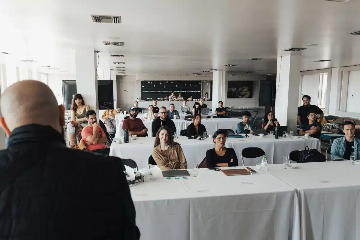 Un team di professionisti durante una sessione di formazione e sviluppo delle competenze
