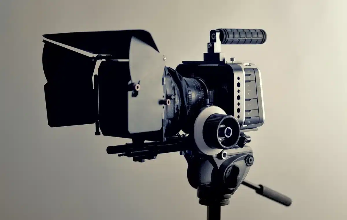 Set cinematografico moderno con attrezzature digitali e schermi illuminati