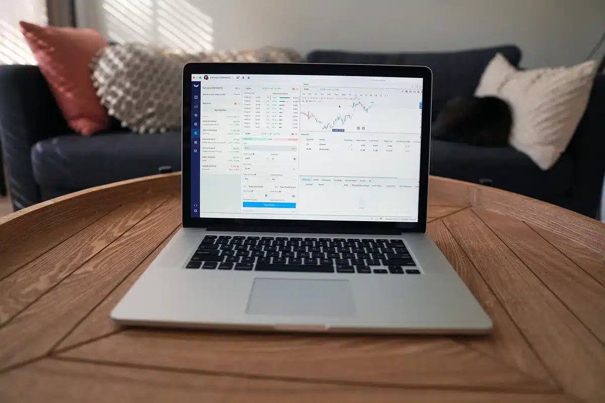 Schermi di mercato con grafici e riferimenti all'intelligenza artificiale