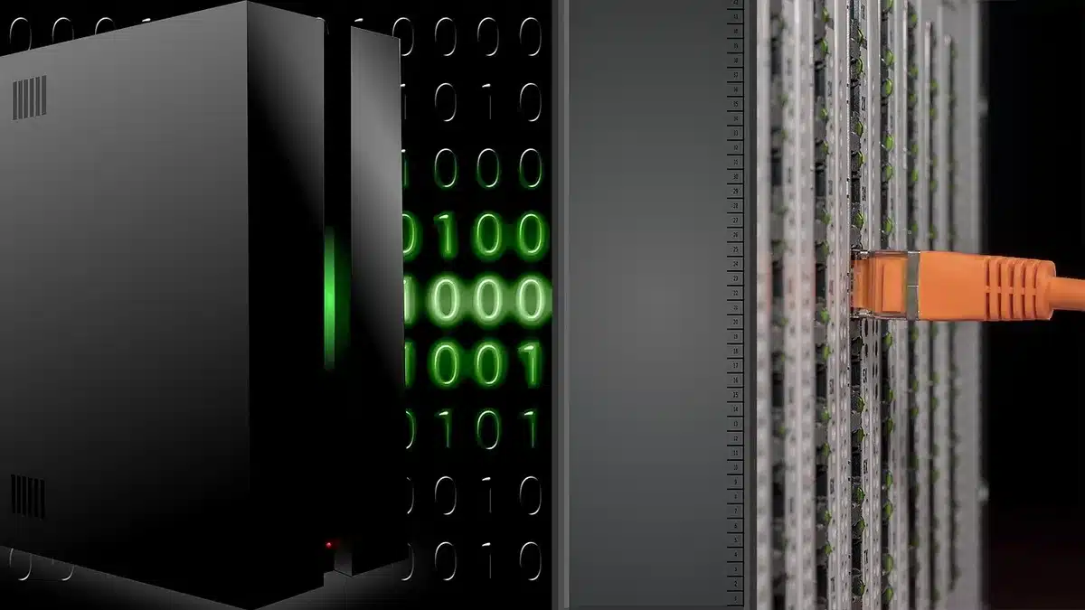 Interno aziendale con rack di server e schermi che mostrano dati