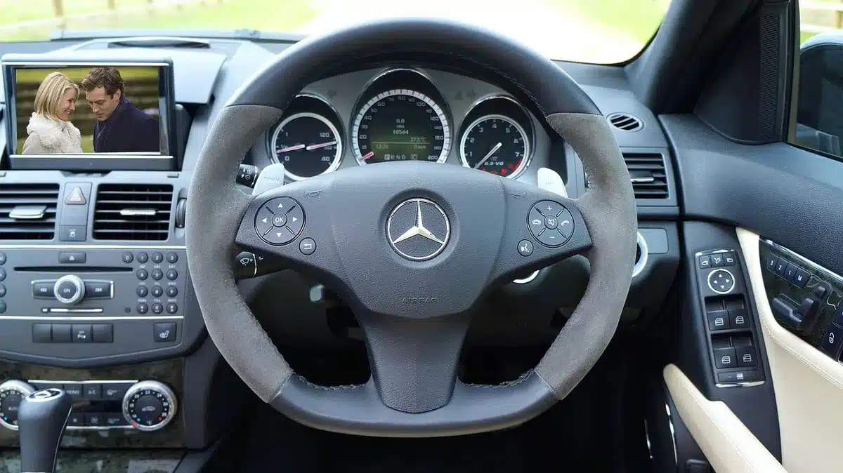 Interno di una showroom automobilistico moderno con auto eleganti e illuminazione contemporanea