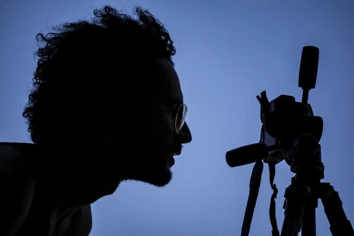 Persona che esprime creatività attraverso arte e passione personale