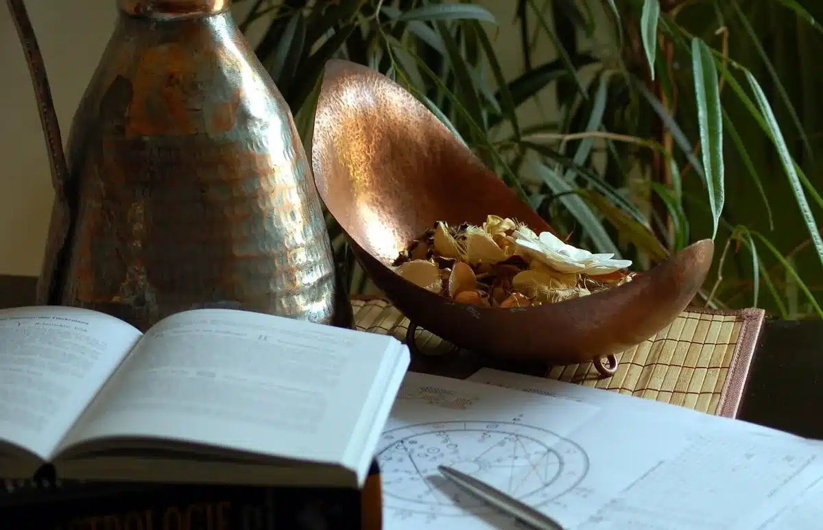 Carta astrologica con simboli zodiacali e costellazioni luminose sotto il cielo notturno