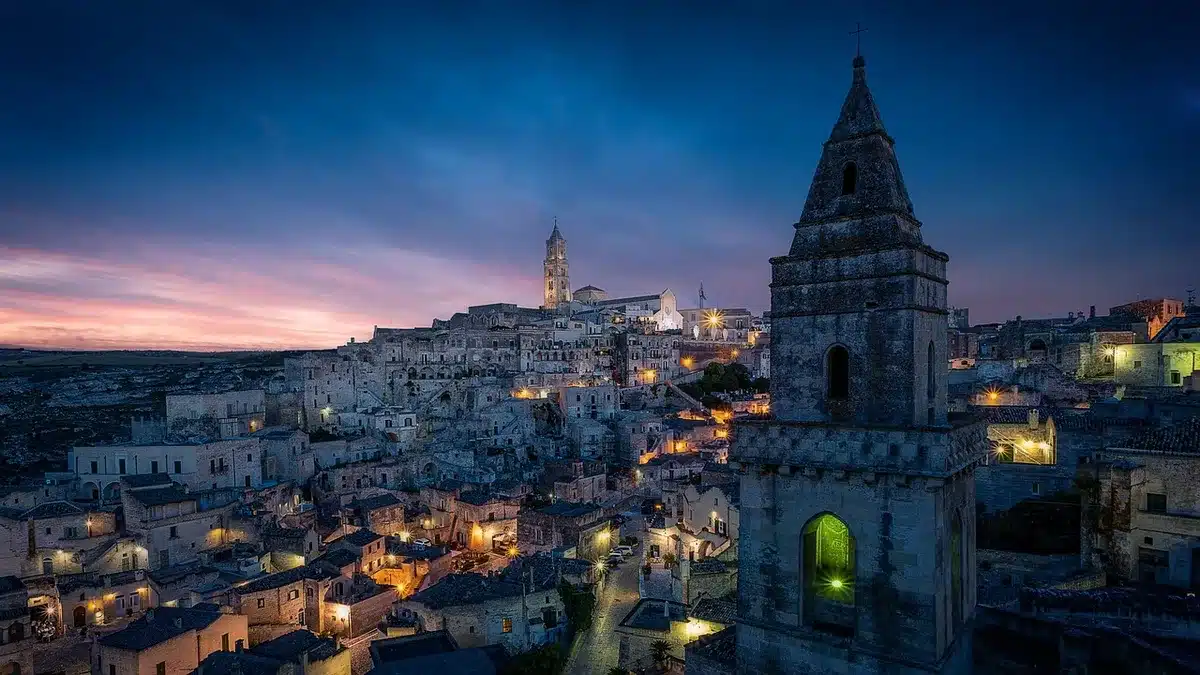 Scorcio dei Sassi di Matera con le antiche abitazioni rupestri scavate nella roccia