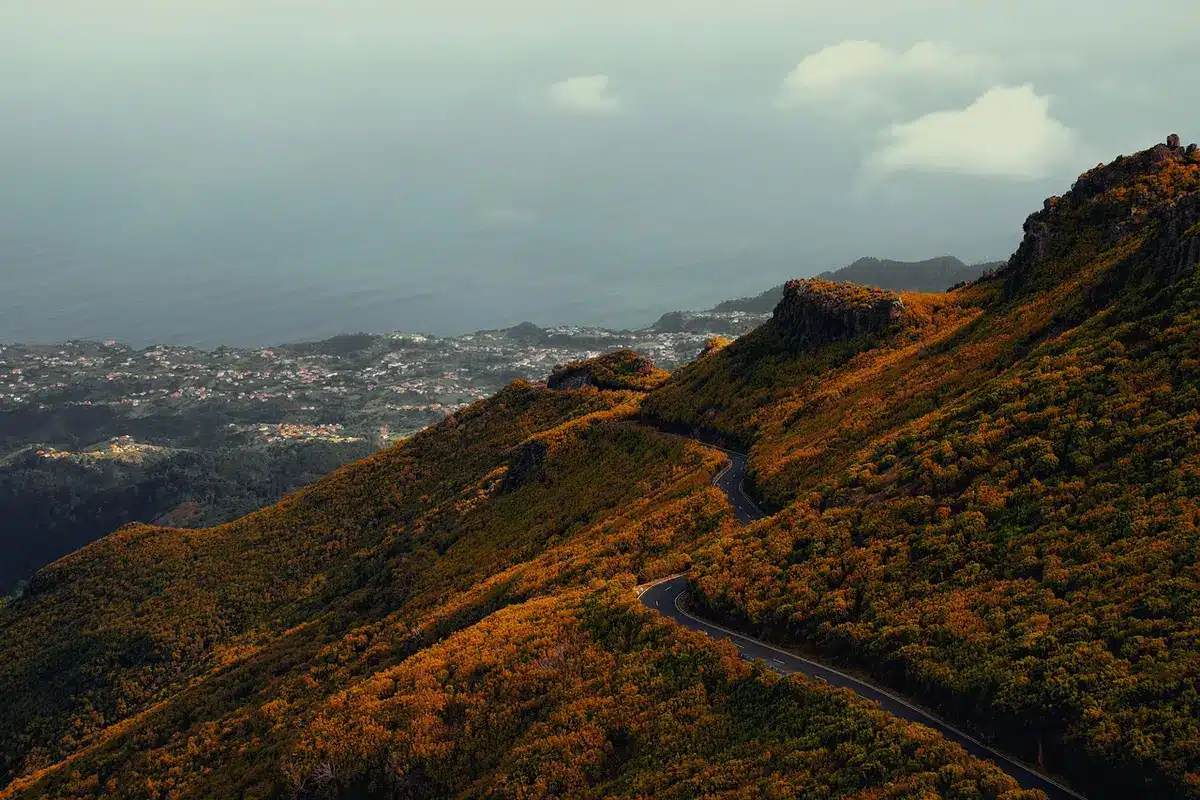 Paesaggio della Basilicata con montagne, valli e costa in lontananza