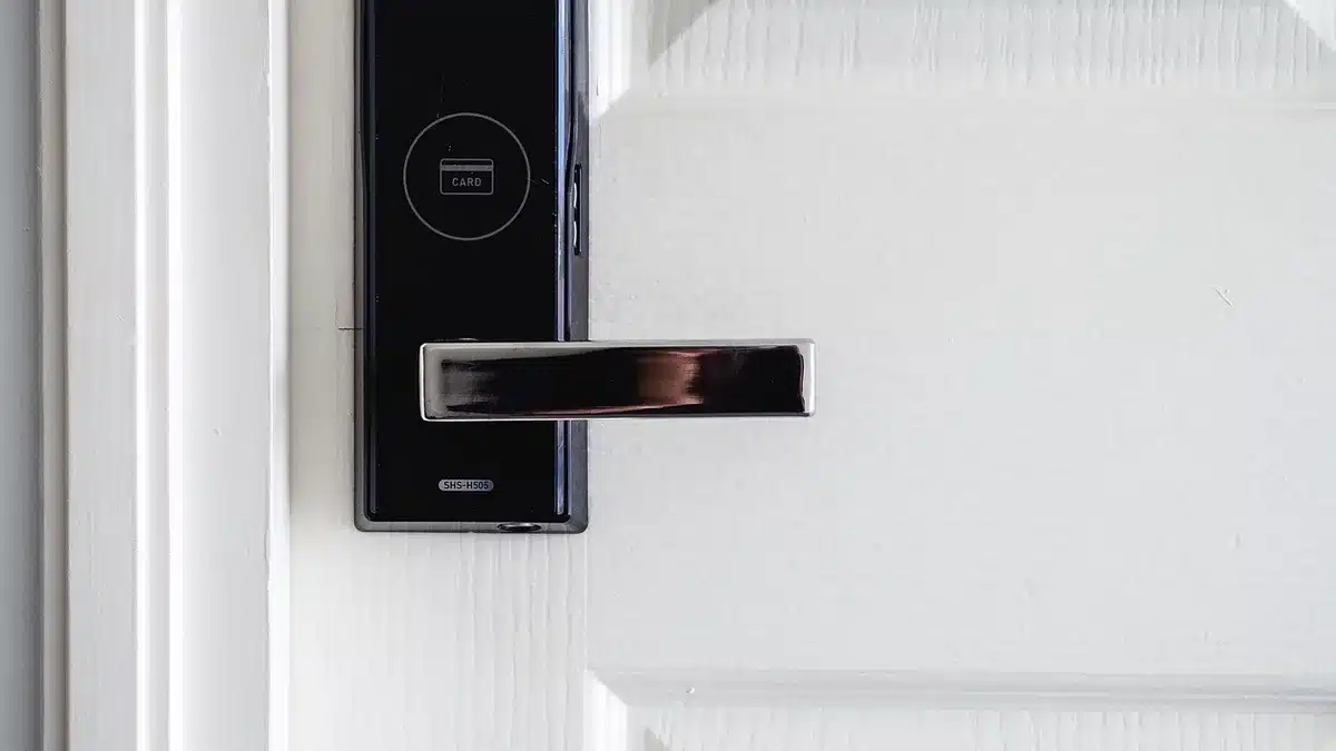 Sistema di domotica che controlla luci, termostati e dispositivi domestici