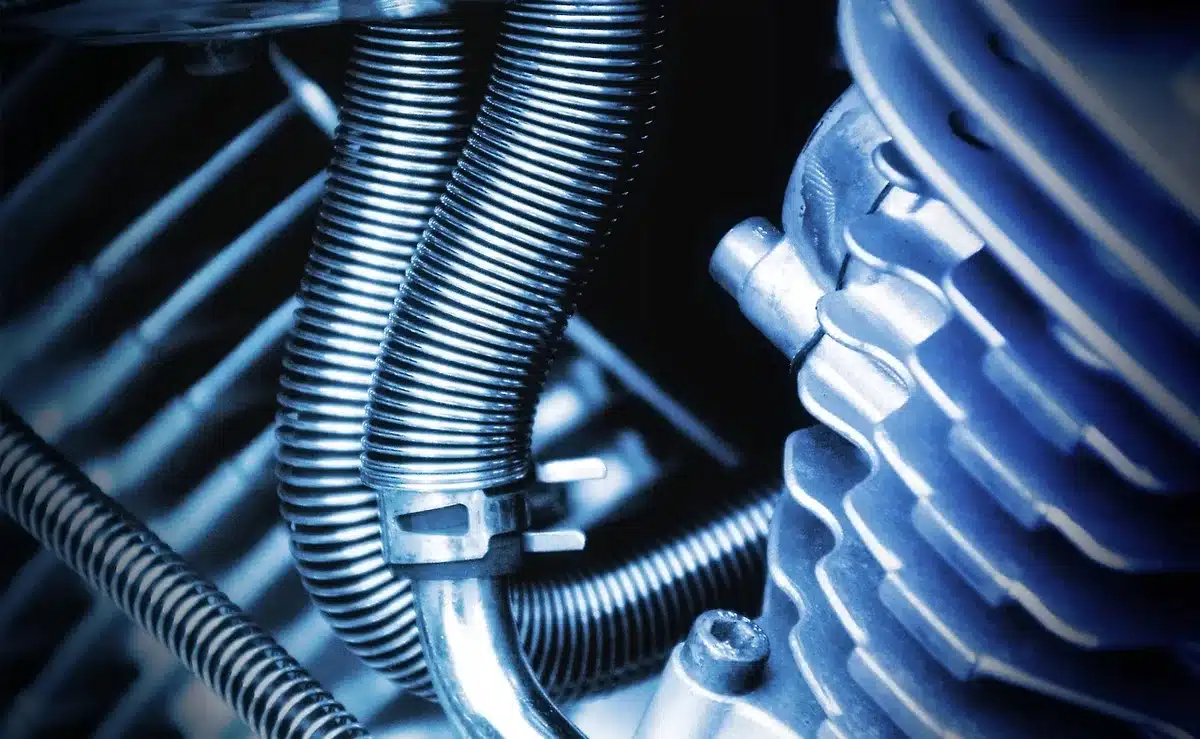 Tecnologie spaziali moderne in un laboratorio con componenti di razzi