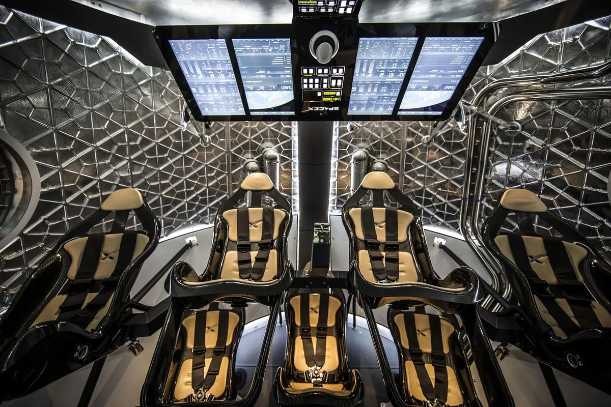 Interno della Stazione Spaziale con moduli e attrezzature di ricerca