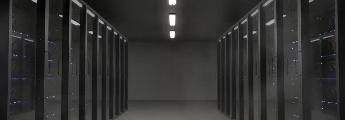 Rack di server con luci e chip per calcolo AI
