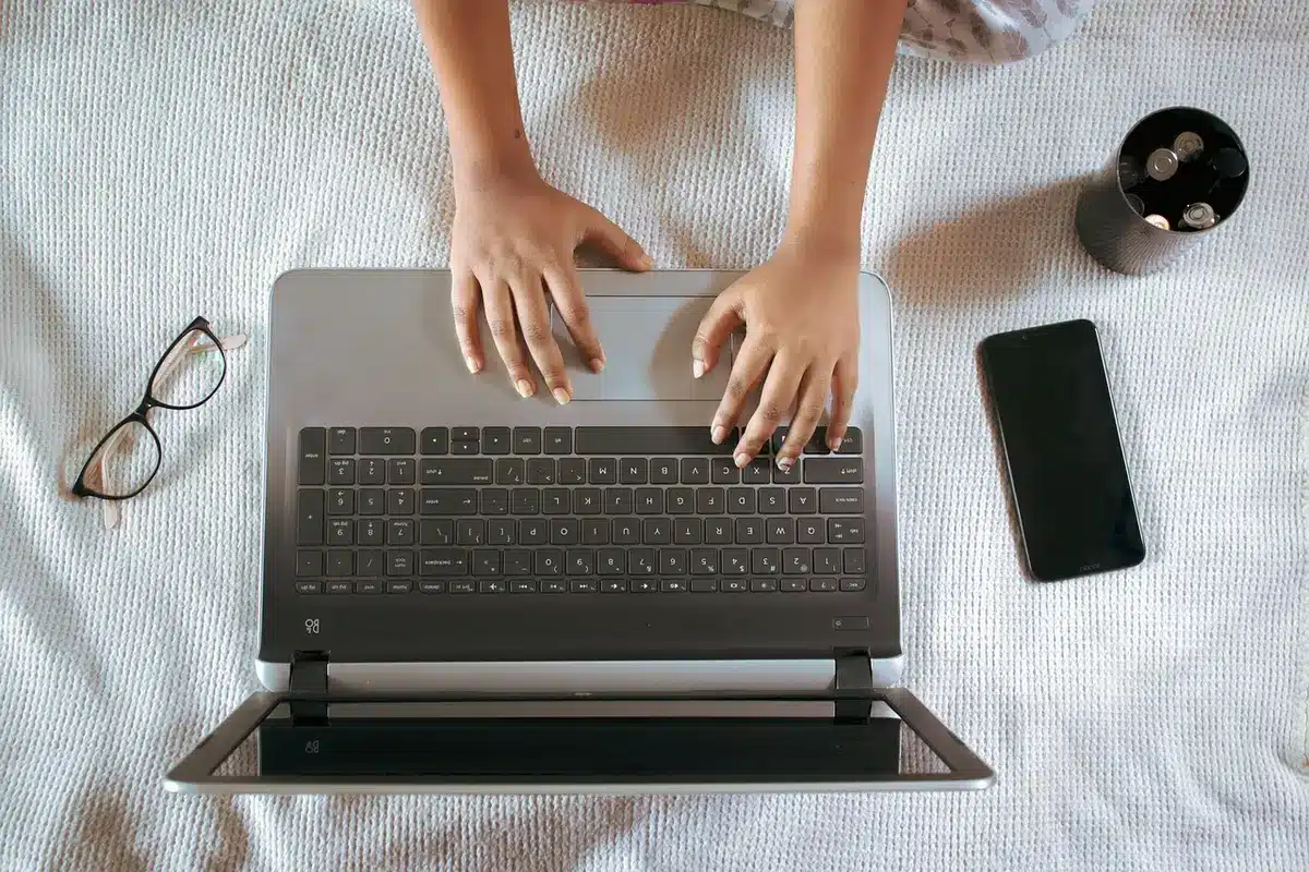 Mani anonime che scambiano una carta e uno smartphone su una scrivania