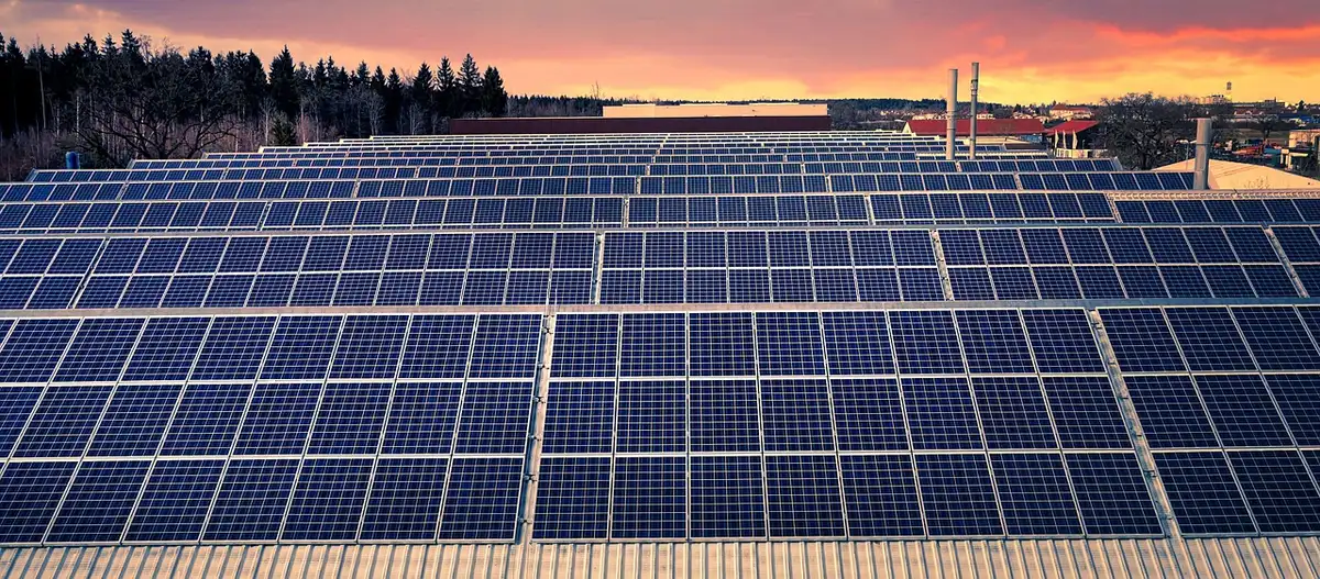 Tecnologie sostenibili in una città con pannelli solari e verde urbano