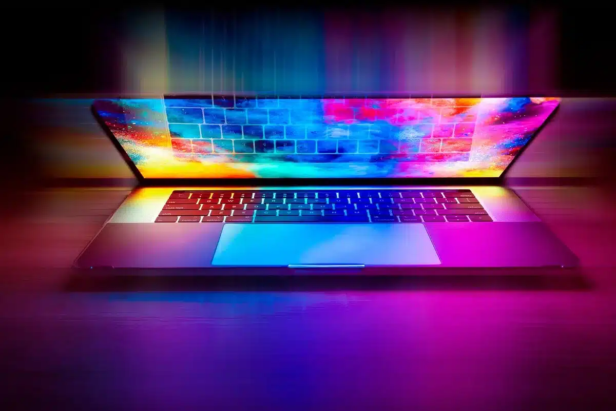 Silhouette di persone davanti a schermi con dati in un ufficio moderno