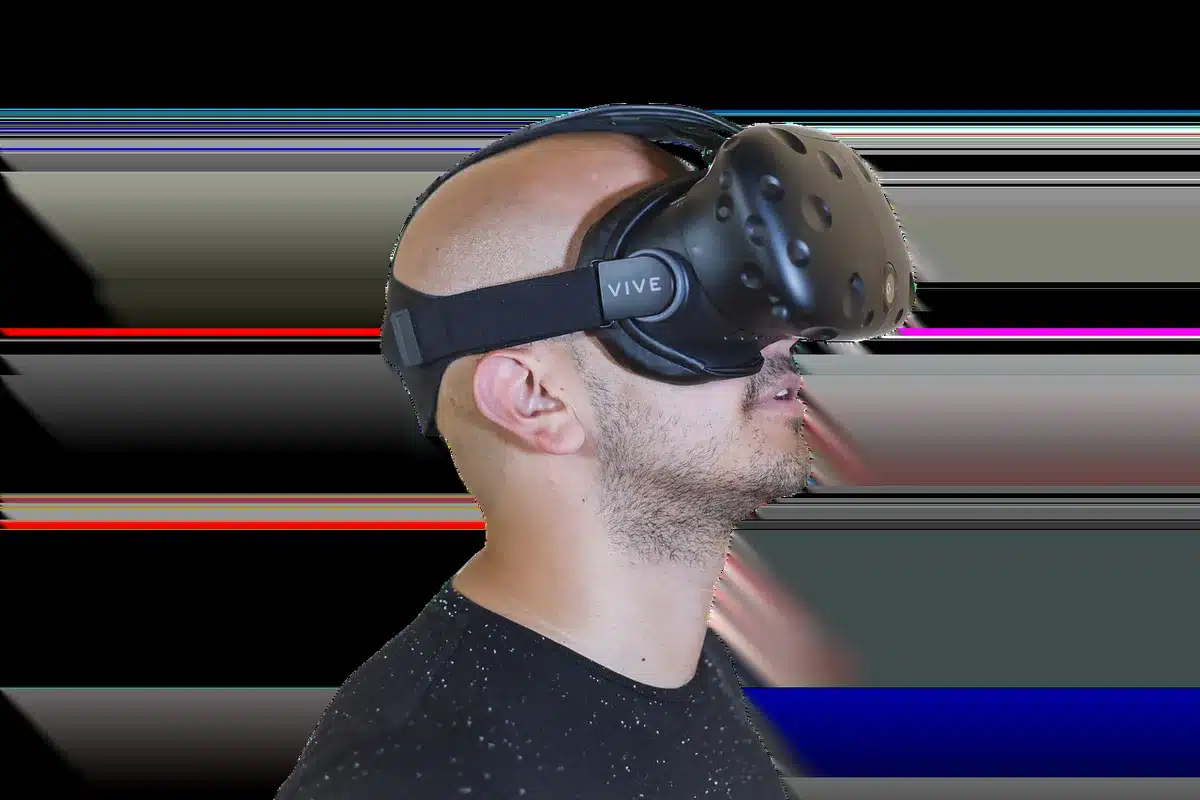 Occhiali intelligenti e dispositivi wearable moderni su sfondo tecnologico
