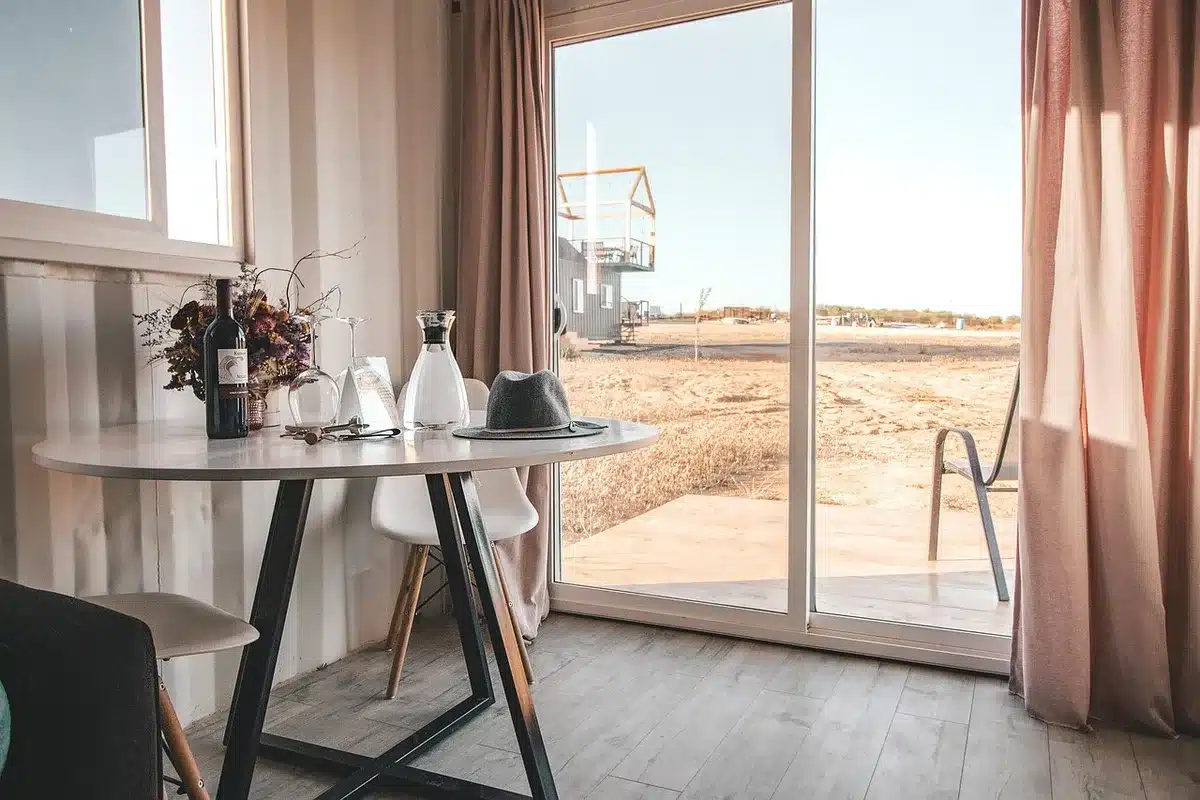 Interno di un albergo nei Sassi con arredi moderni e pareti in pietra