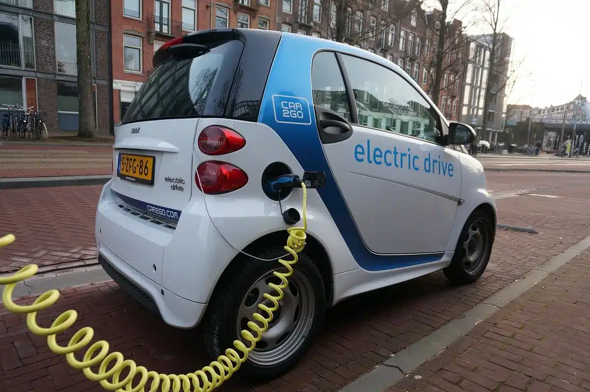 Veicoli elettrici in circolazione su strada urbana moderna