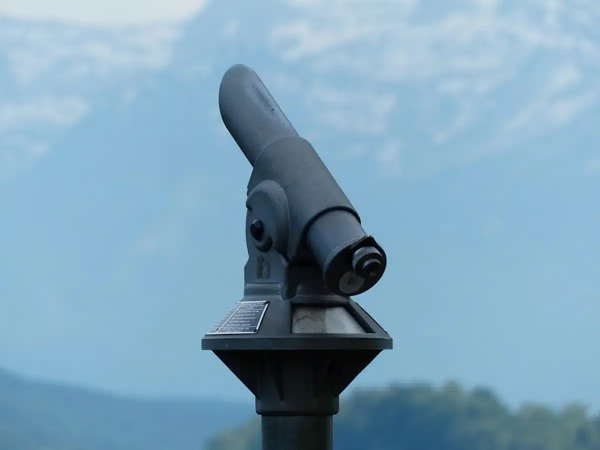 Diversi tipi di telescopi astronomici disposti per il confronto