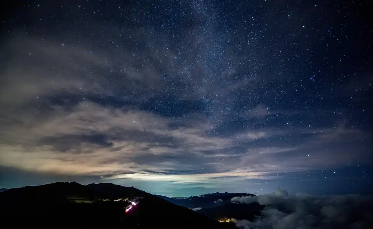 Cielo notturno limpido in una zona rurale lontana dall'inquinamento luminoso