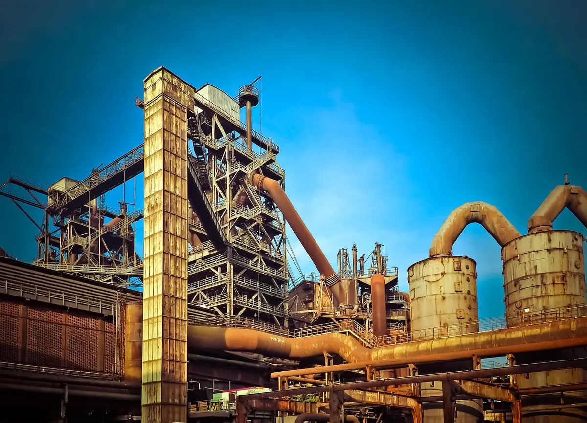 Impianto siderurgico con altoforno e infrastrutture in fase di modernizzazione