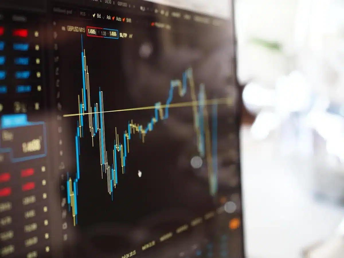 Grafico di crescita economica su tablet durante una riunione