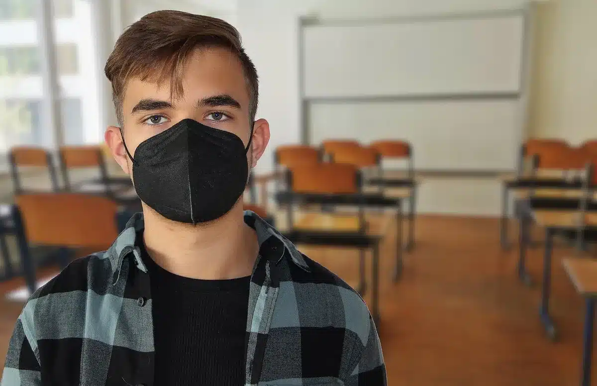 Studenti che collaborano intorno a un tablet in aula
