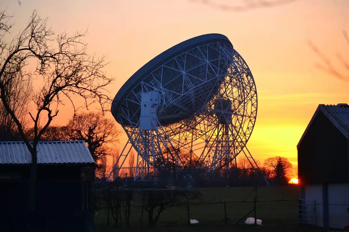 Telescopio in un osservatorio puntato verso il cielo notturno