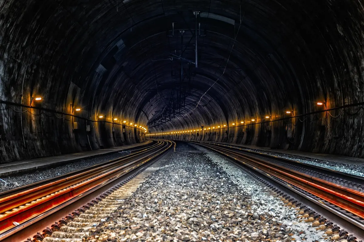 Interno dei tunnel sotterranei di Derinkuyu con passaggi e vani scavati
