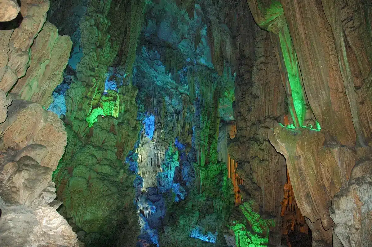 Ampia cavità rocciosa delle grotte di Longyou senza persone visibili