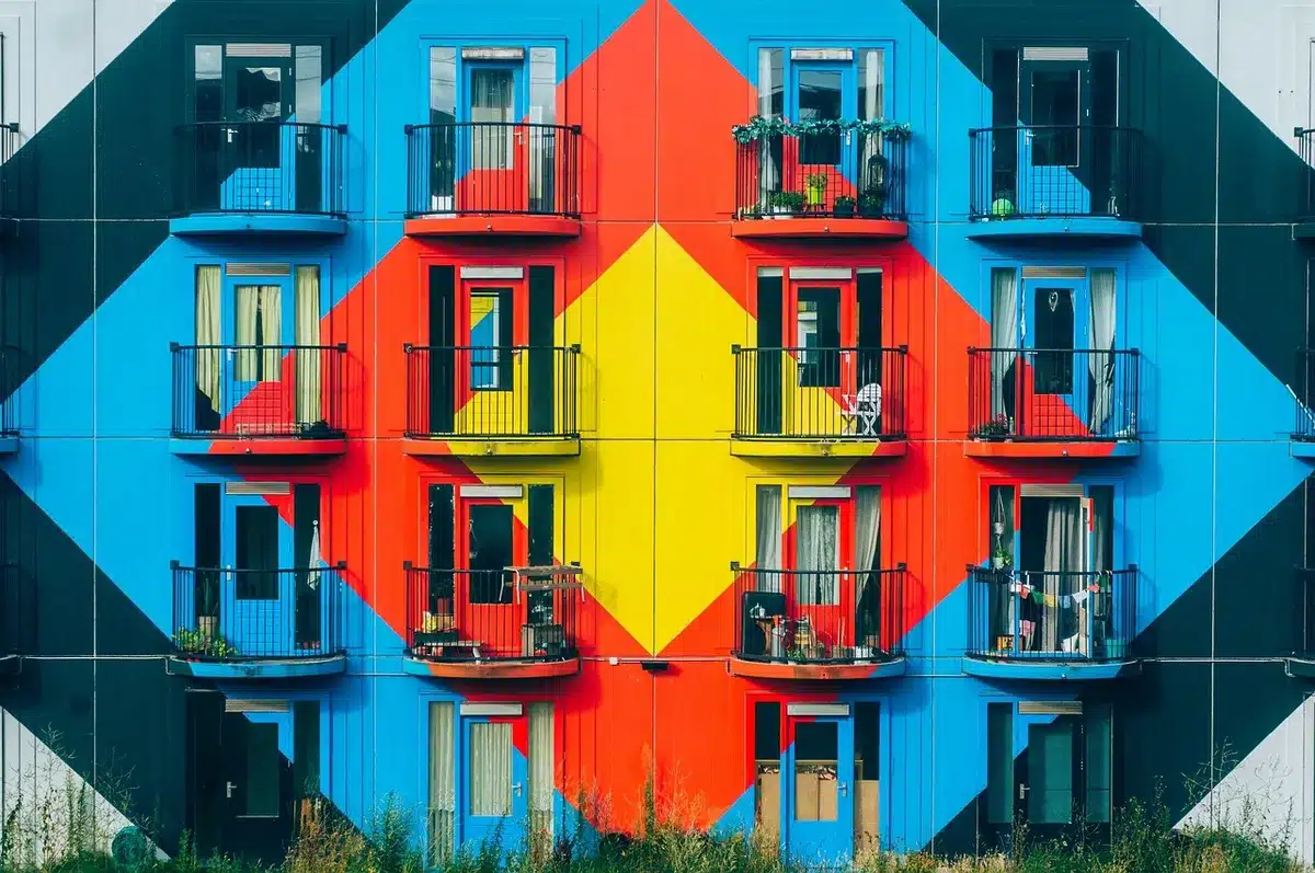 Tetto condominiale con pannelli solari installati